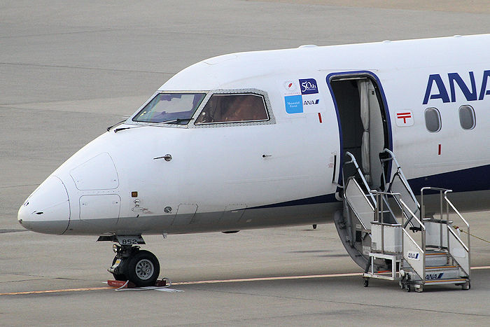 赤い羽根50周年 ANA(全日空) DHC8-400 JA852A