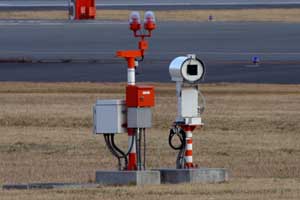 大阪伊丹空港 滑走路視程観測装置（RVR）