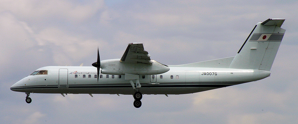 航空局　DHC-8-300 JA007G