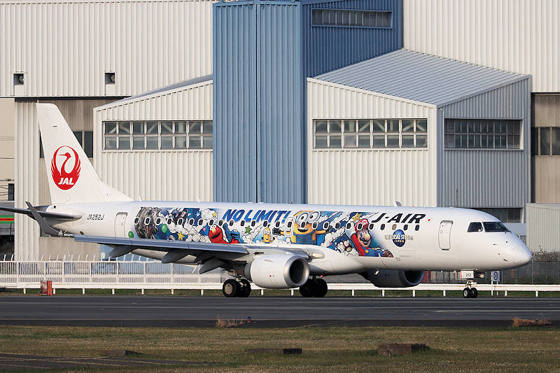 ユニバーサル･スタジオ･ジャパン　J-AIR（ジェイエア） E190 JA252J
