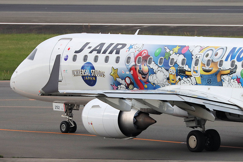 ユニバーサル･スタジオ･ジャパン　J-AIR（ジェイエア） E190 JA252J
