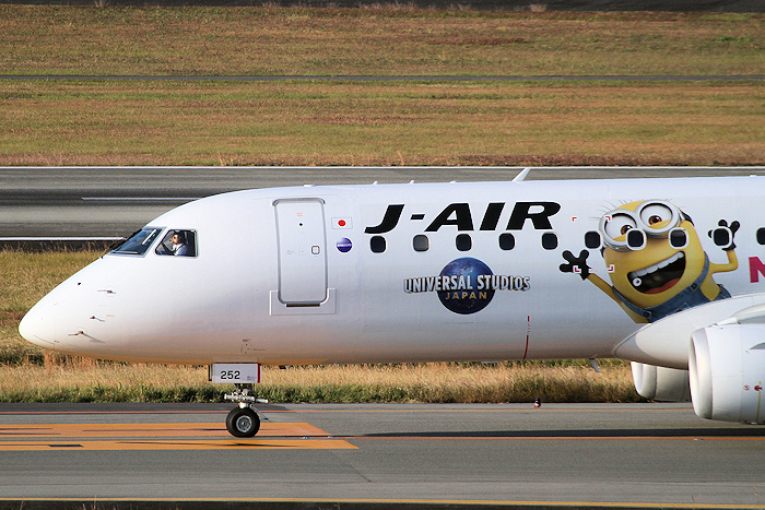 ミニオンジェット2　J-AIR（ジェイエア） E190 JA252J