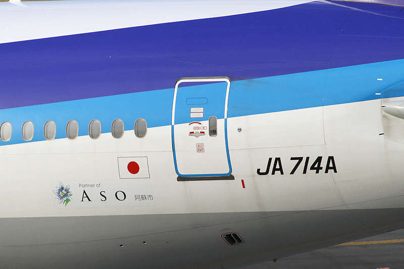 登録記号（レジ） JA714A 飛行機写真