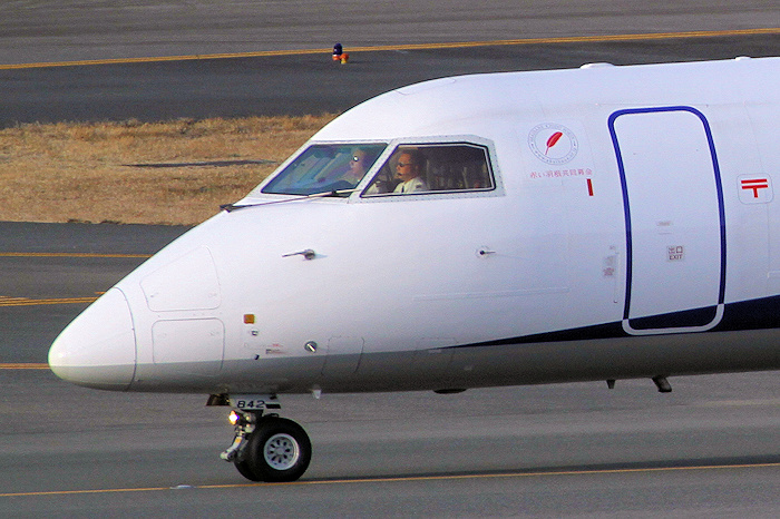 赤い羽根 ANA(全日空) DHC-8-400 JA842A
