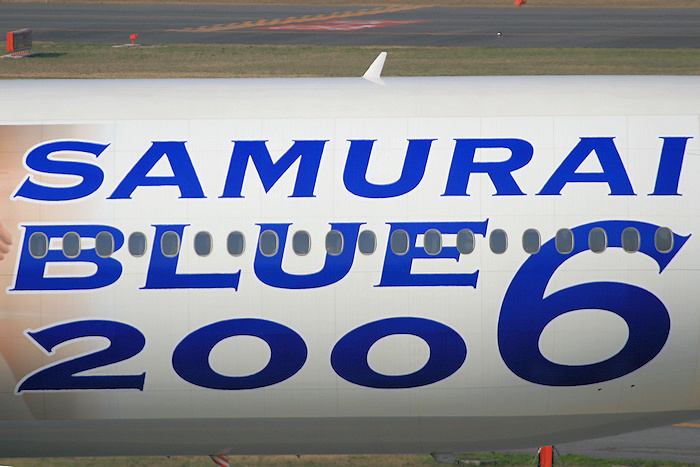 SAMURAI BLUE 2006 JAL（日本航空） B777-300 JA8945