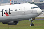 旧塗装機体に新塗装レドーム JAL B767-300 JA8234