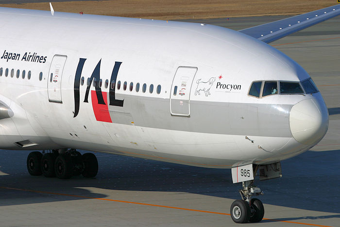 旧塗装機体に新塗装レドーム JAL B777-200 JA8985
