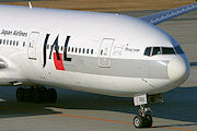 旧塗装機体に新塗装レドーム JAL(日本航空) B777-200 JA8985