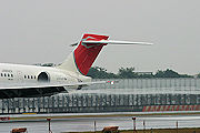 これも飛行機雲？ JAL（日本航空） MD-90 JA8029