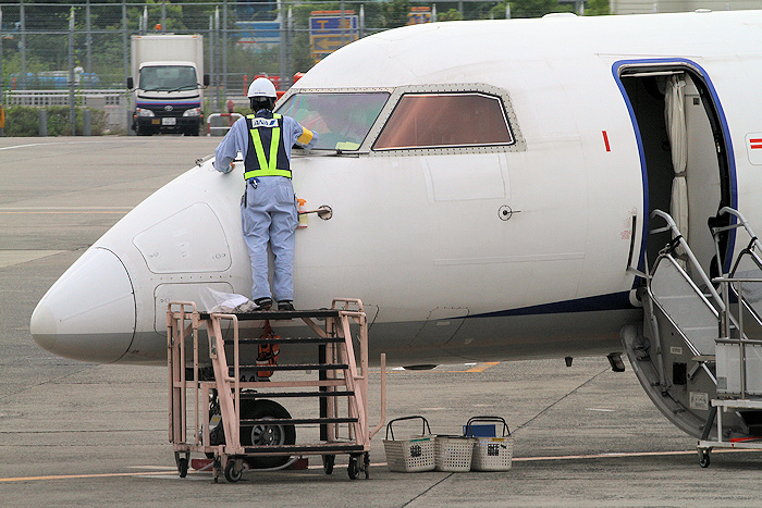 小型機のフロントガラス清掃 ANA（全日空）DHC-8-400 JA844A