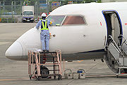 DHC-8-400のフロントガラス清掃 ANA（全日空）DHC-8-400 JA844A