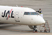 E170のフロントガラス清掃 J-AIR（ジェイエア） E170