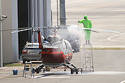 ヘリコプターの洗車 讀賣新聞 BO-105S JA134Y