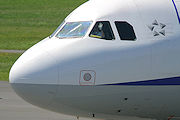 手を振るパイロット ANA(全日空) A320-200 JA8384