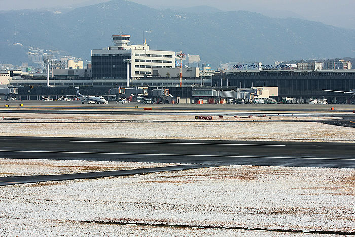 雪の大阪空港