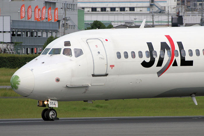 レドーム塗装剥離 JAL MD-81 JA8554