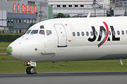 レドーム塗装剥離 JAL(日本航空) MD-81 JA8554