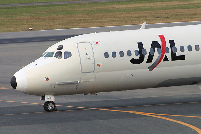 アーク塗装機体にJAS塗装レドーム JAL MD-81 JA8374