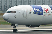 スタアラ塗装機体にノーマル塗装レドーム ANA（全日空） B767-300 JA8290